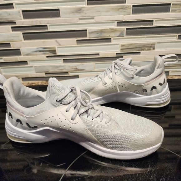 Nike Air Max Bella TR3 Womens Running Shoe in White w Silver Detail sz 8-1/2 M - Picture 4 of 6